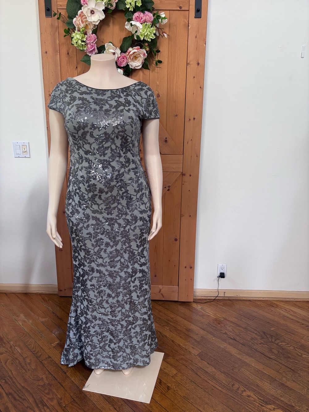 Calvin Klein Size 14 Gray Silver Sequin Floral Formal Evening Gown Pre-Loved